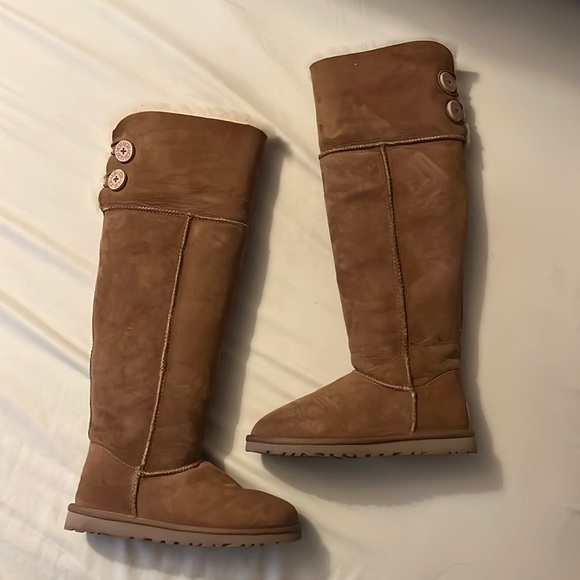 UGG Shoes - UGGS ⭐️ LIKE NEW ⭐️
